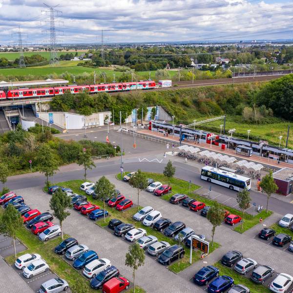 Ein Parkhaus soll auf dem Parkplatz in Köln-Weiden entstehen