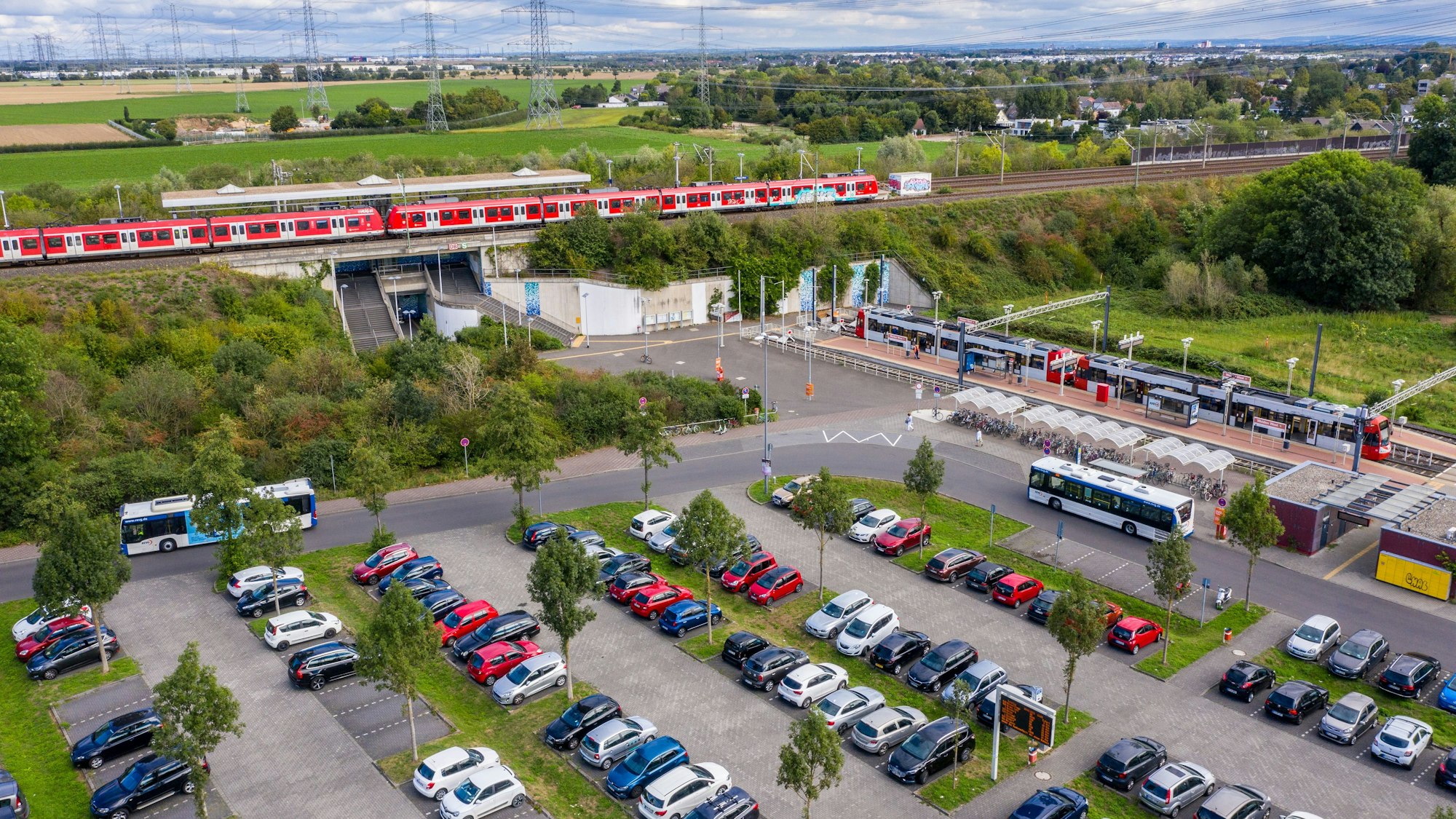 Ein Parkhaus soll auf dem Parkplatz in Köln-Weiden entstehen