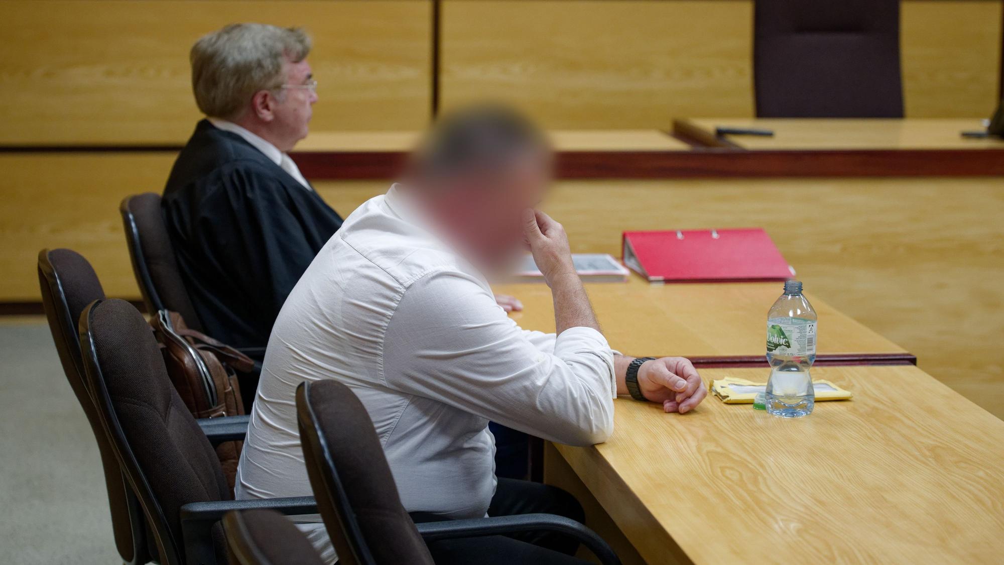 Das Bild zeigt den Angeklagten mit seinem Anwalt.