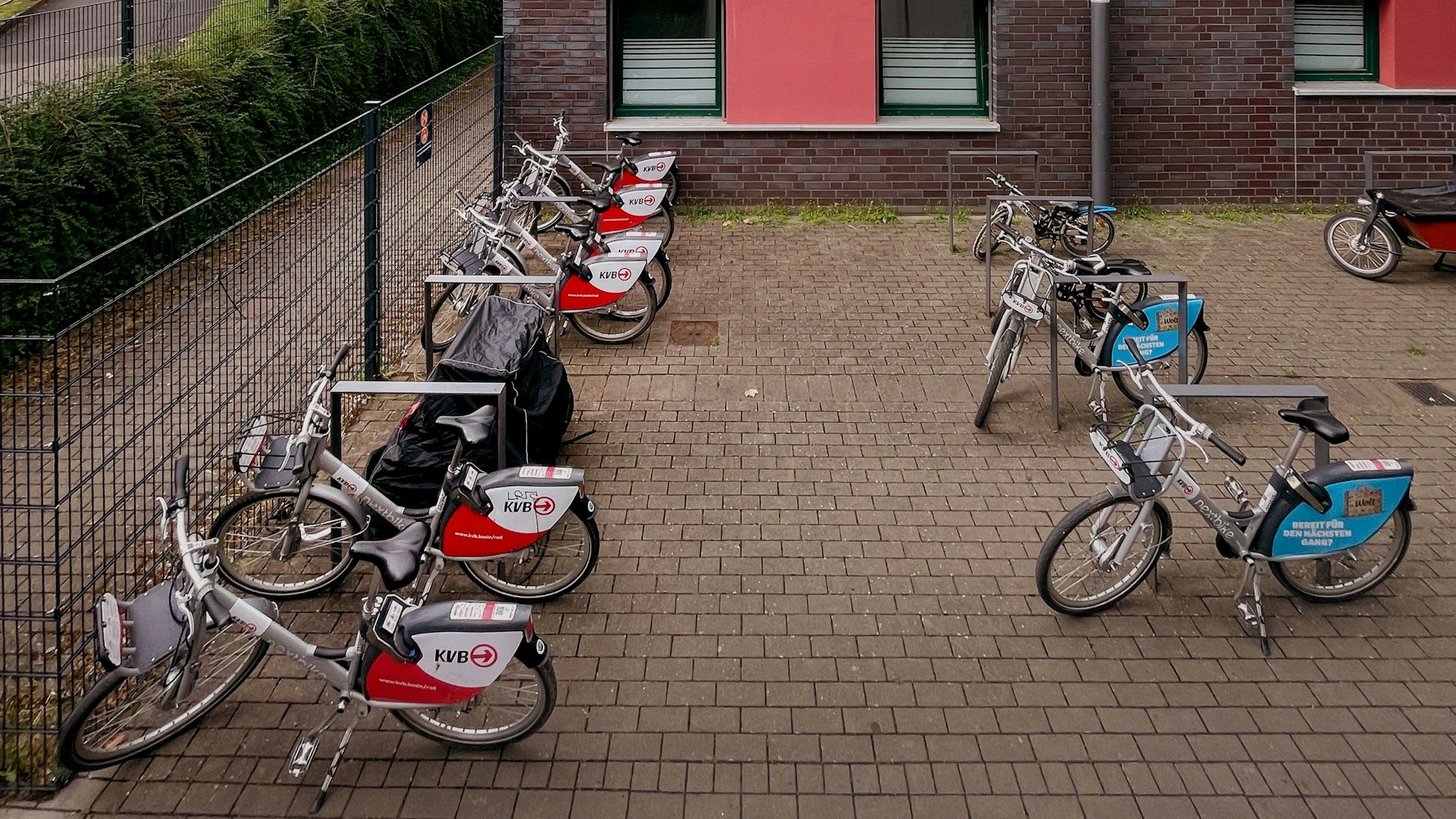 Die KVB-Radstation „Waldstraße“ in Vingst wurde zeitgleich mit fünf weiteren Stationen eröffnet.