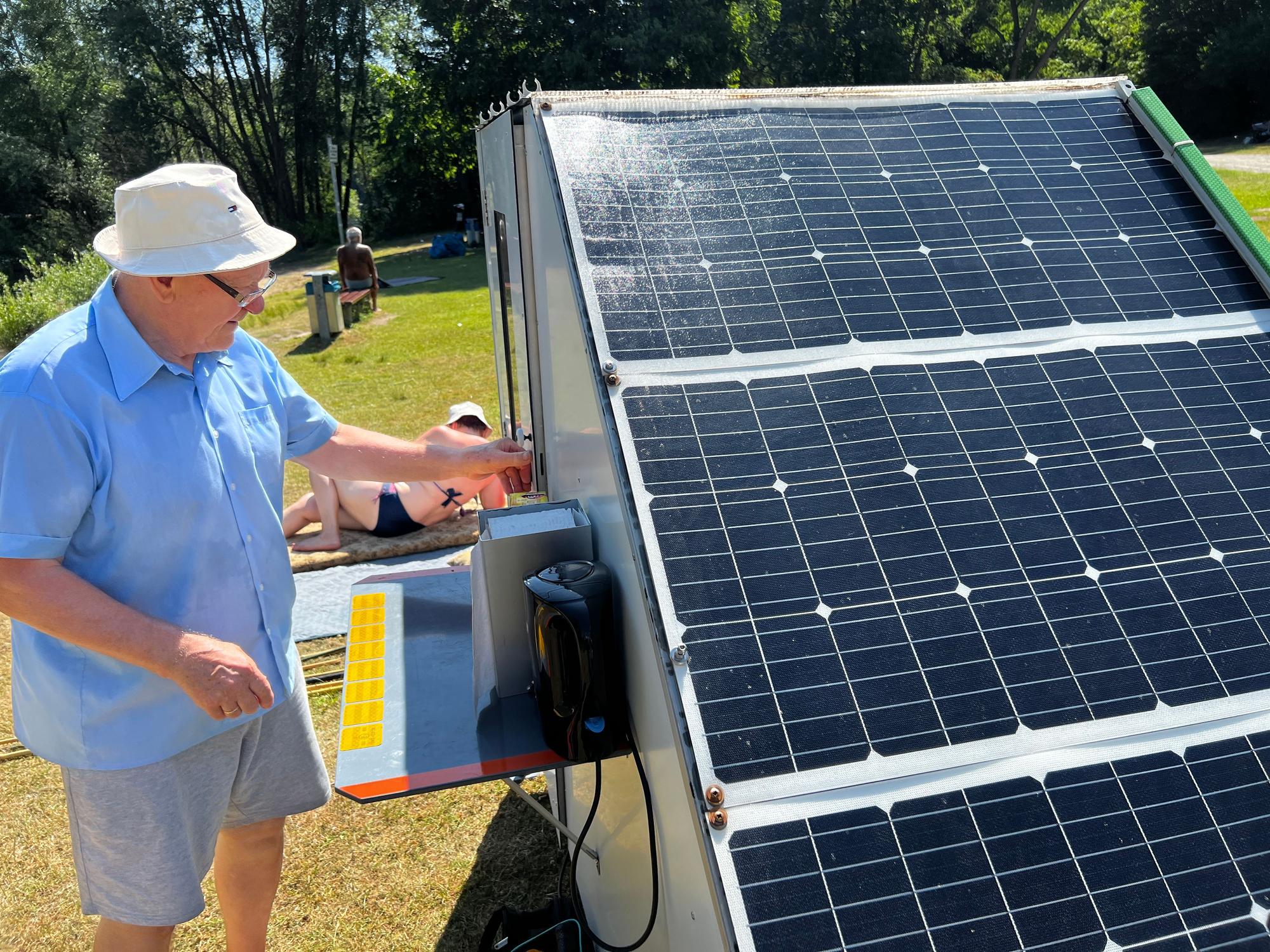 Nahezu jeder Quadratzentimeter Dach ist mit Solarzellen belegt.