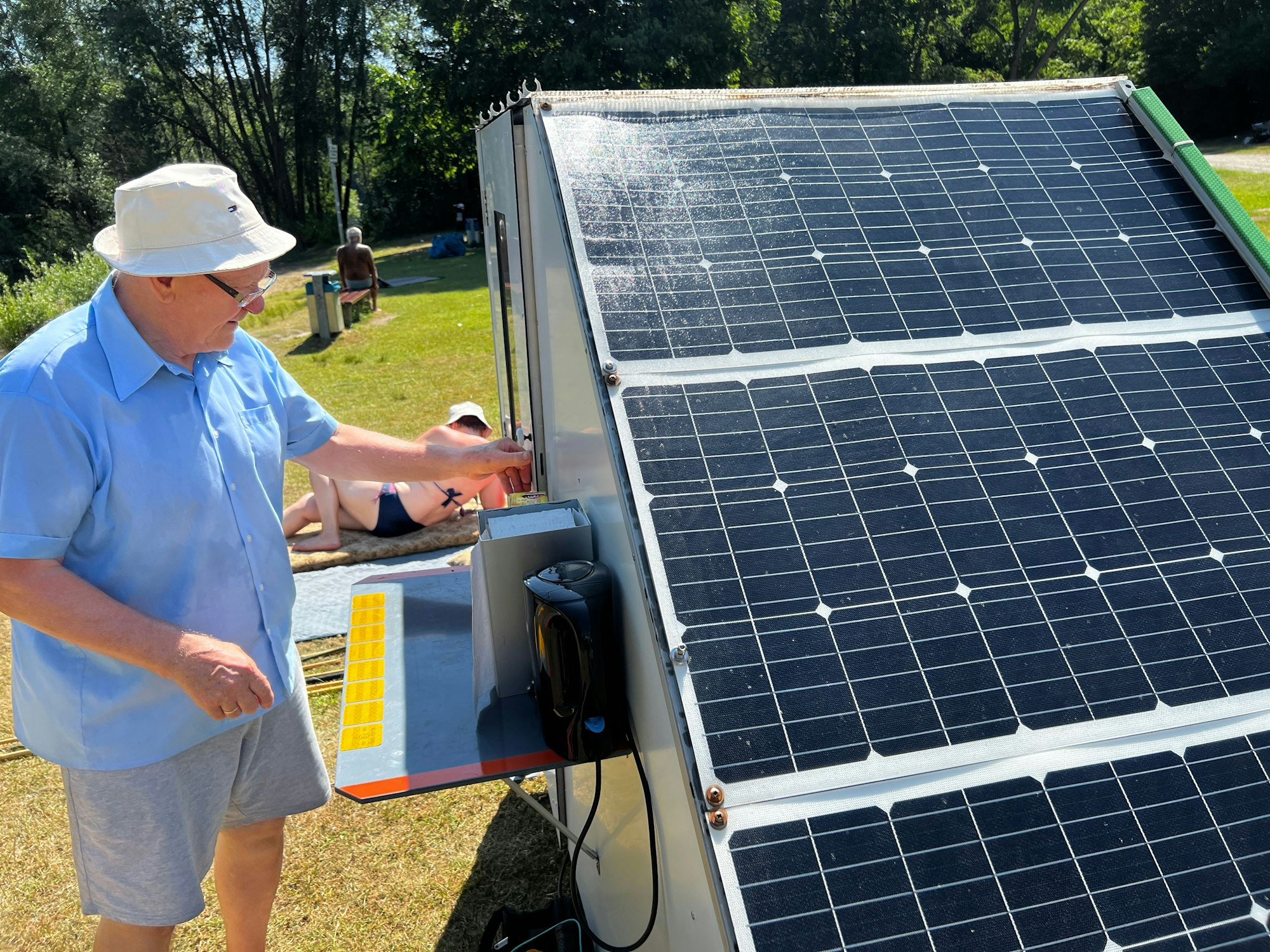 Nahezu jeder Quadratzentimeter Dach ist mit Solarzellen belegt.