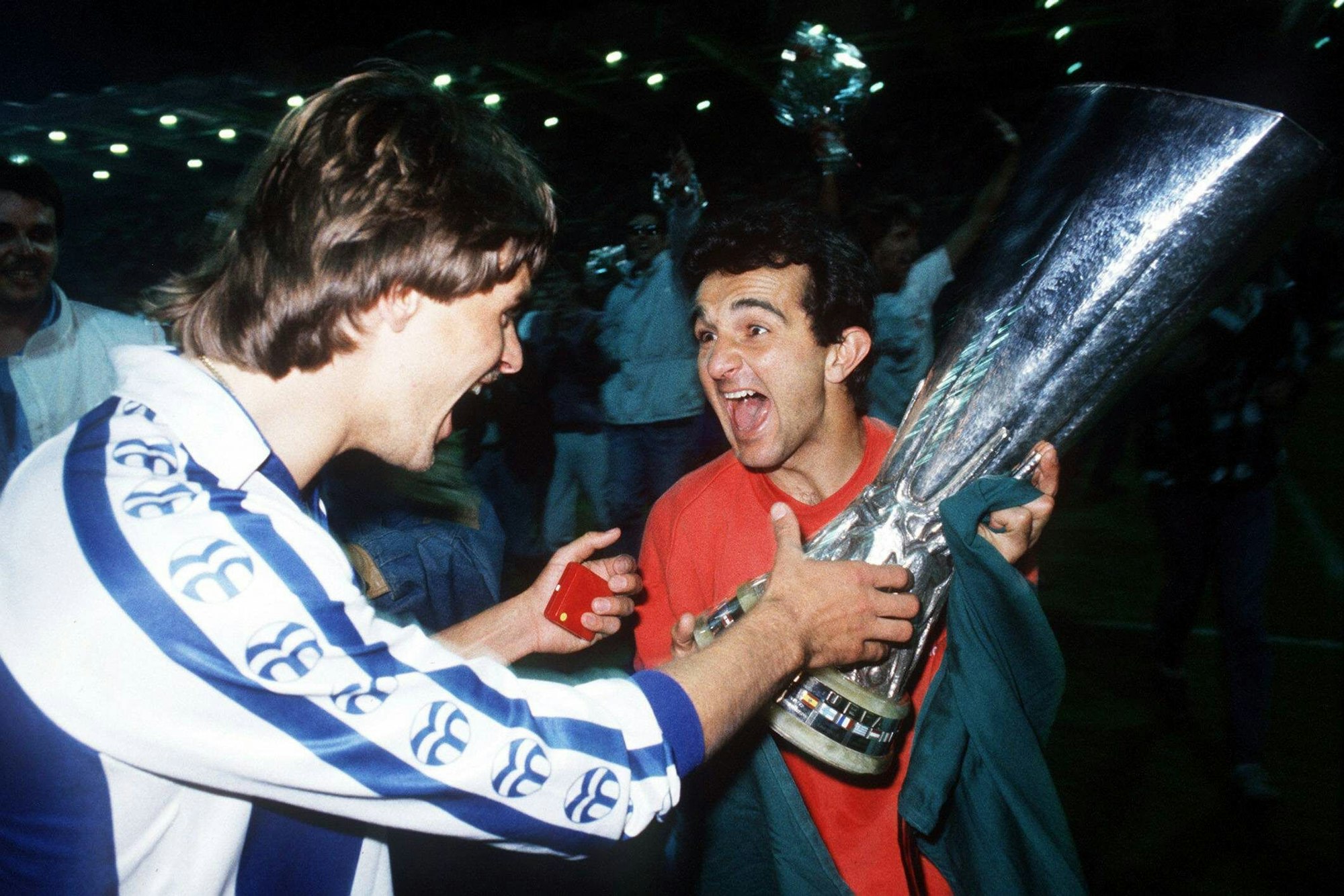 1988: Falko Götz (li.) und Tita mit dem Uefa-Pokal.