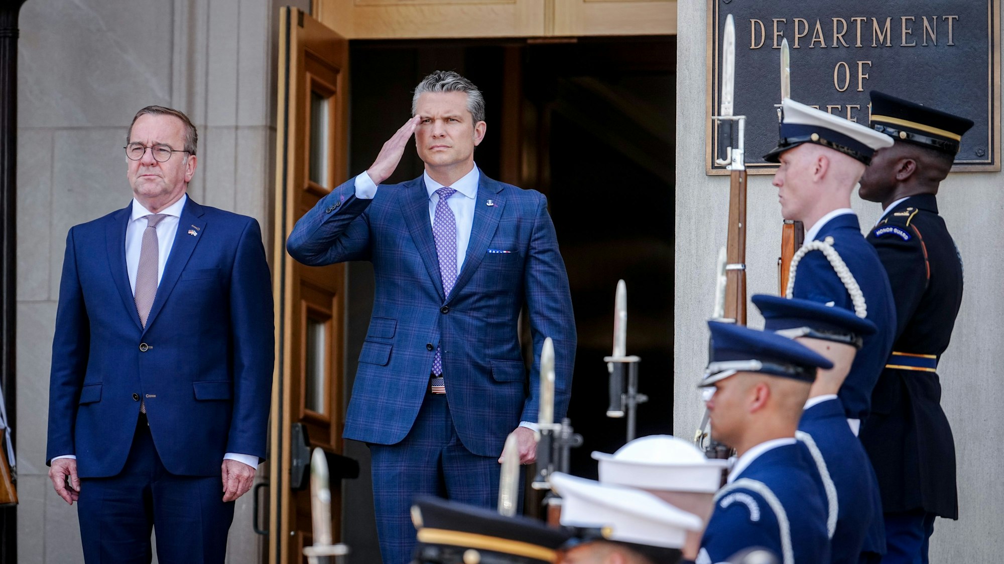 Boris Pistorius wird von seinem US-amerikanischen Amtskollegen Pete Hegseth mit militärischen Ehren empfangen.