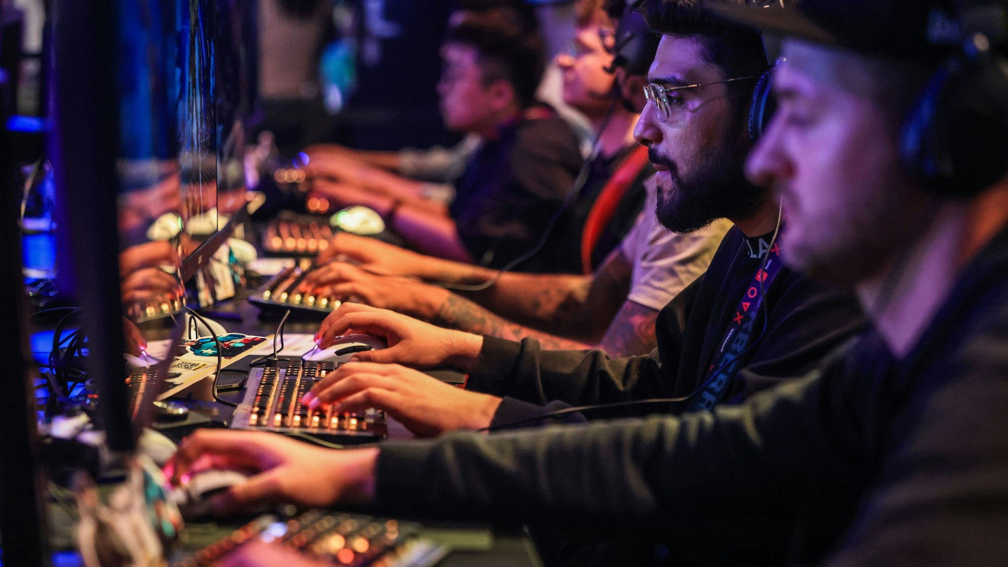 Computerspieler sitzen vor Bildschirmen bei der Computer- und Videospielmesse Gamescom.