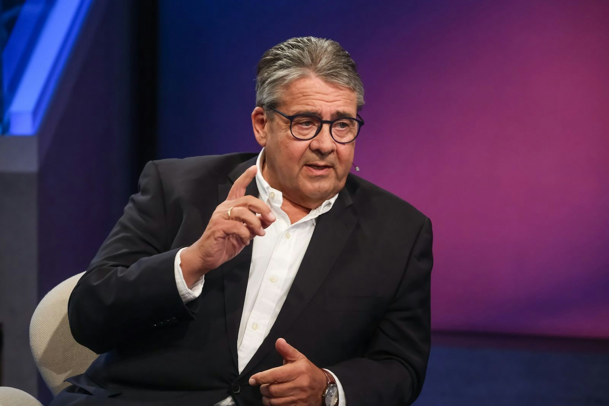 Im ZDF-Talk mit Sandra Maischberger nahm Sigmar Gabriel Bundeskanzler Friedrich Merz in Schutz. (Bild: WDR/Oliver Ziebe)