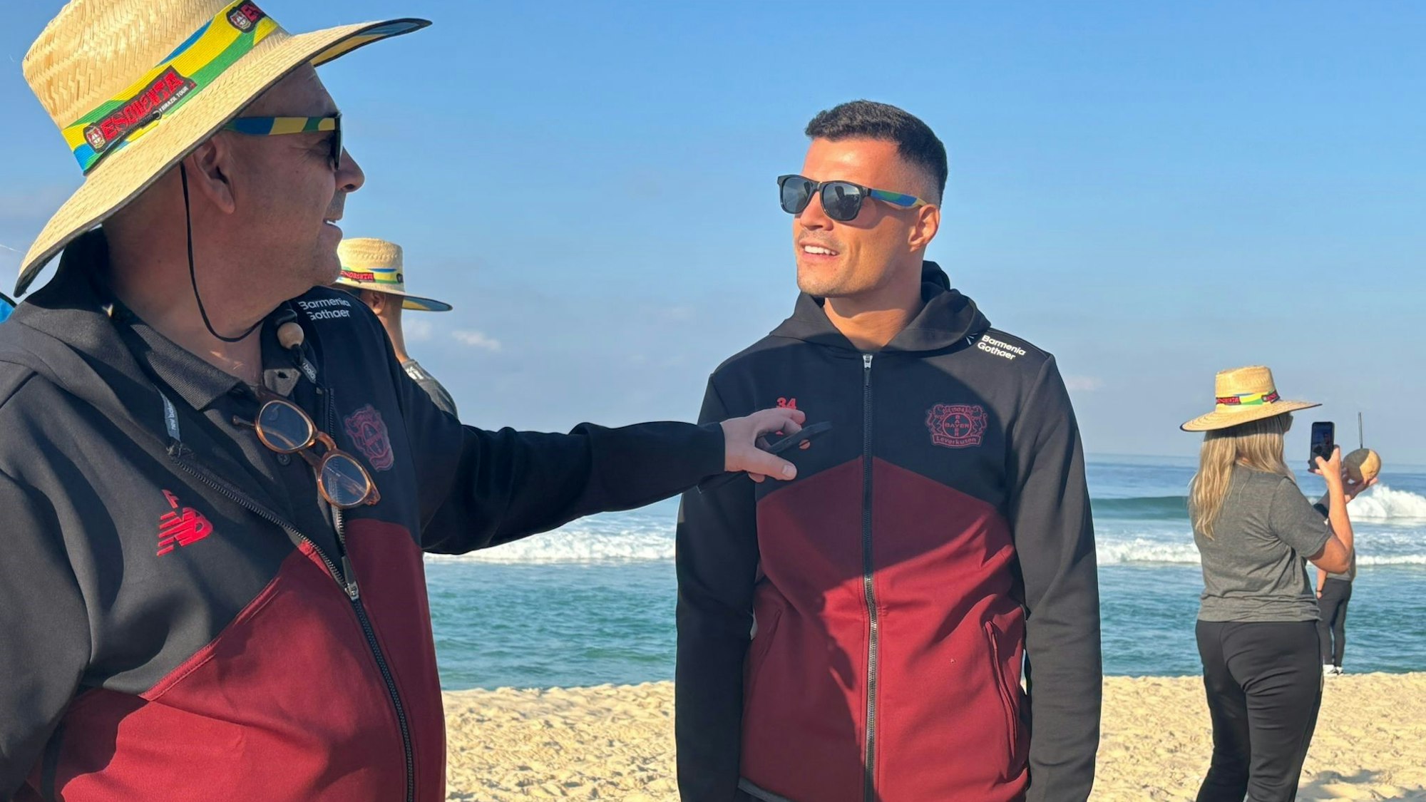 Fernando Carro (li.) und Granit Xhaka am Dienstag am Strand von Rio de Janeiro