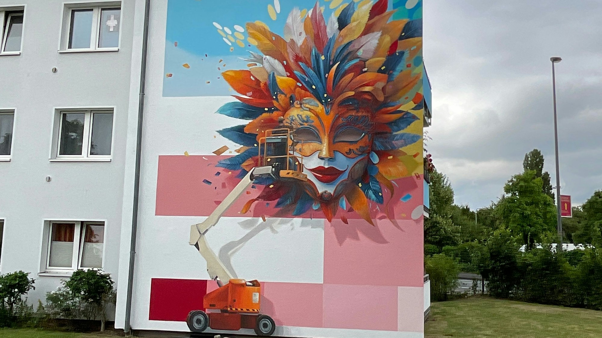 Ein bunter Federkopf, der für den lokalen Karneval stehen soll.