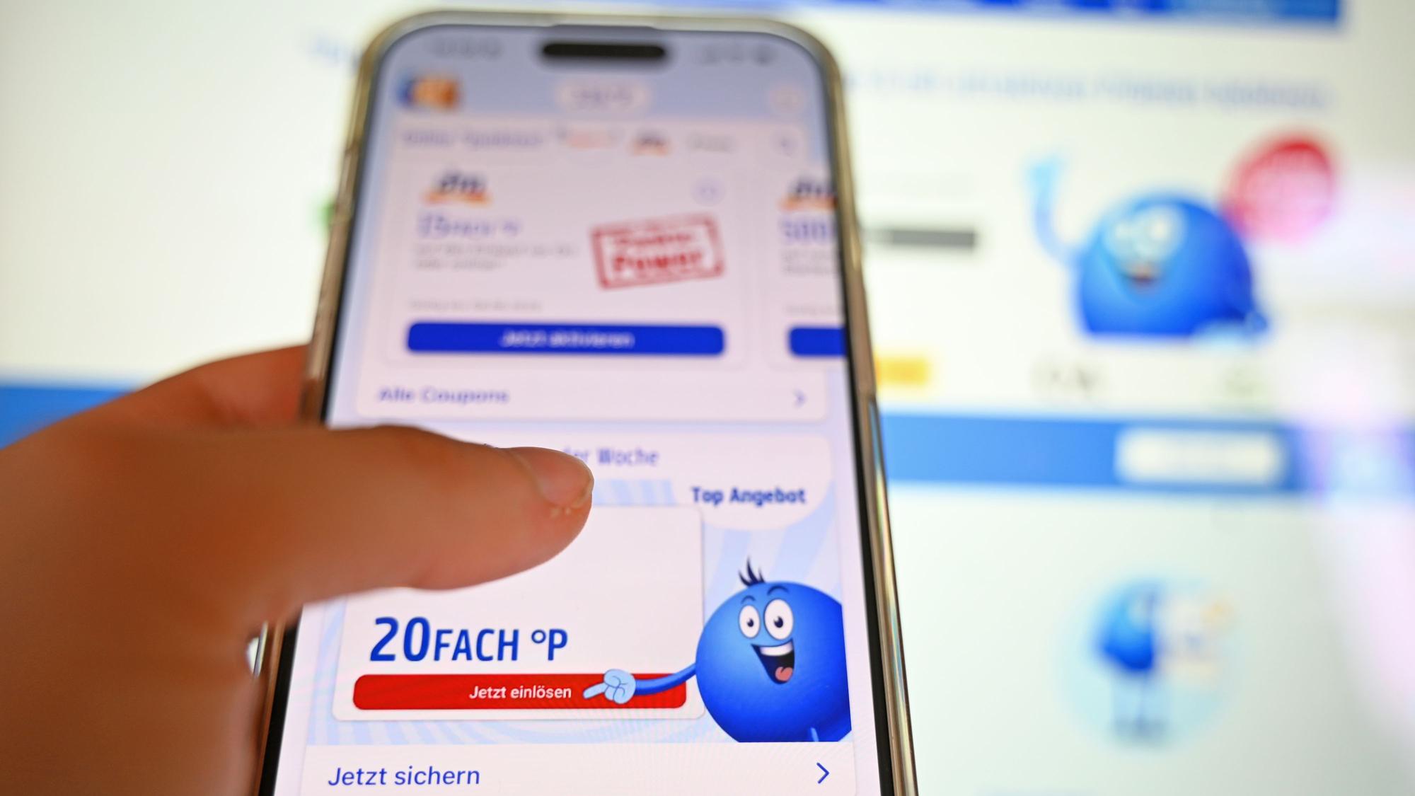Auf einem Handy ist die Packback-App geöffnet