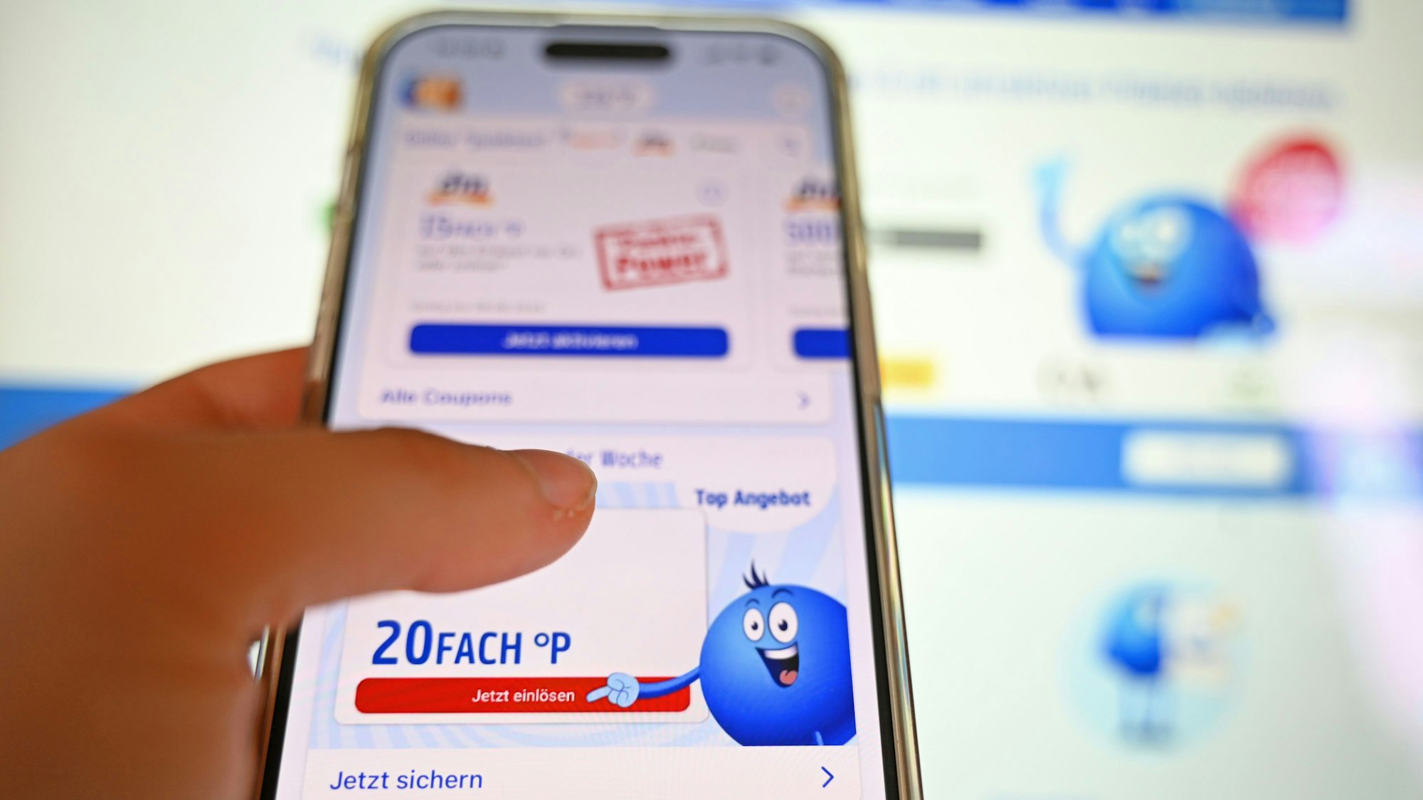 Auf einem Handy ist die Packback-App geöffnet