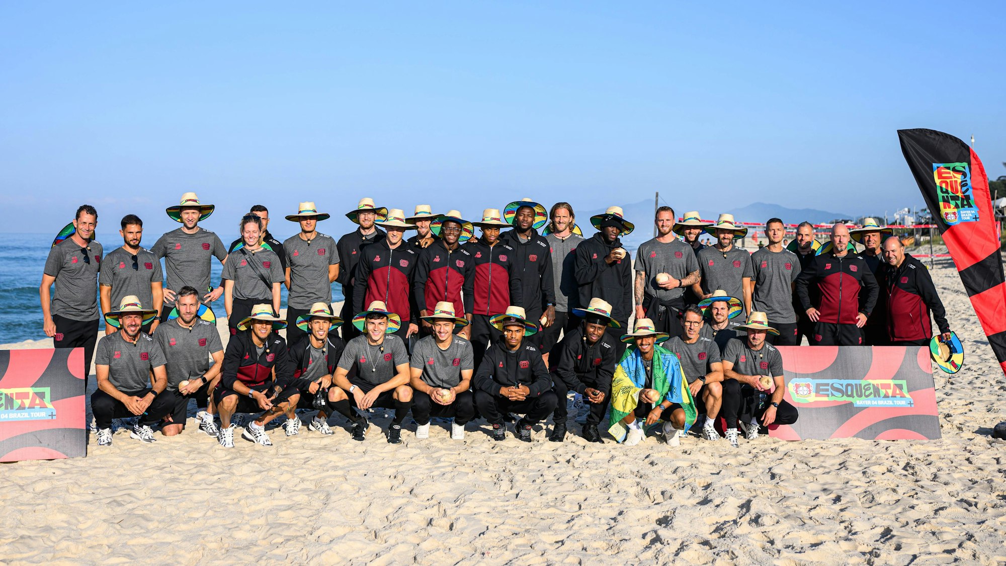 Ankunft der Mannschaft von Bayer 04 Leverkusen am Strand in Rio de Janeiro vor dem Grand Hyatt Hotel in Barra da Tijuca