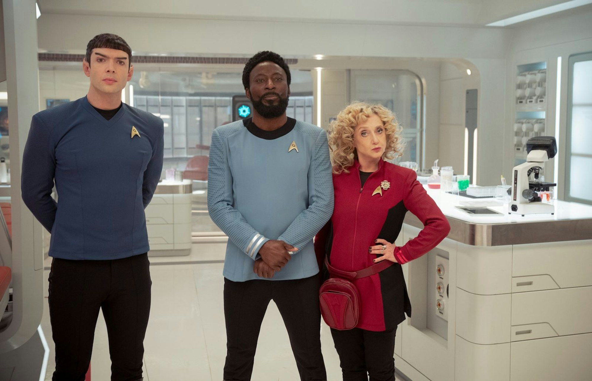 Gespannt auf neue Welten in Staffel drei (von links): Ethan Peck als Spock, Babs Olusanmokun als M'Benga und Carol Kane als Pelia in „Star Trek: Strange New Worlds“. (Bild: Marni Grossman/Paramount+)