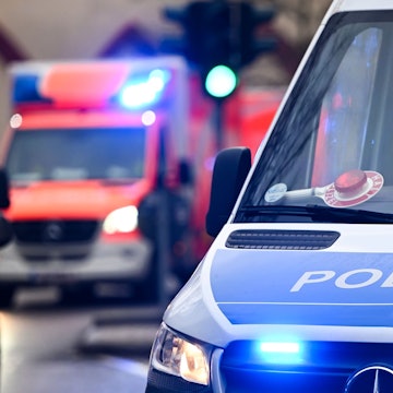 ARCHIV - 04.12.2024, Berlin: Ein Polizeiauto und ein Rettungswagen mit Blaulicht. Ein 19 Jahre alter Autofahrer wurde bei einem Umfall in Friedrichshain verletzt.  (zu dpa: «Junger Autofahrer landet an Stahlmast in Friedrichshain») Foto: Jens Kalaene/dpa +++ dpa-Bildfunk +++