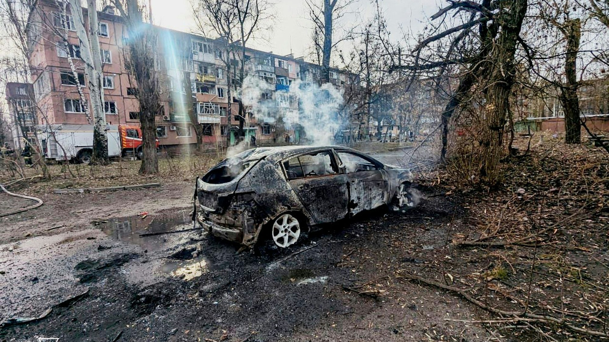 HANDOUT - 12.03.2025, Ukraine, Krywyj Rih: Auf diesem vom ukrainischen Katastrophenschutz zur Verfügung gestellten Foto sind ein verbranntes Auto und beschädigte Wohnhäuser zu sehen, nachdem eine russische Rakete eingeschlagen ist. (Archivbild) (zu dpa: «Stromausfälle nach russischem Luftangriff auf Krywyj Rih») Foto: Uncredited/Ukrainian Emergency Service/dpa +++ dpa-Bildfunk +++