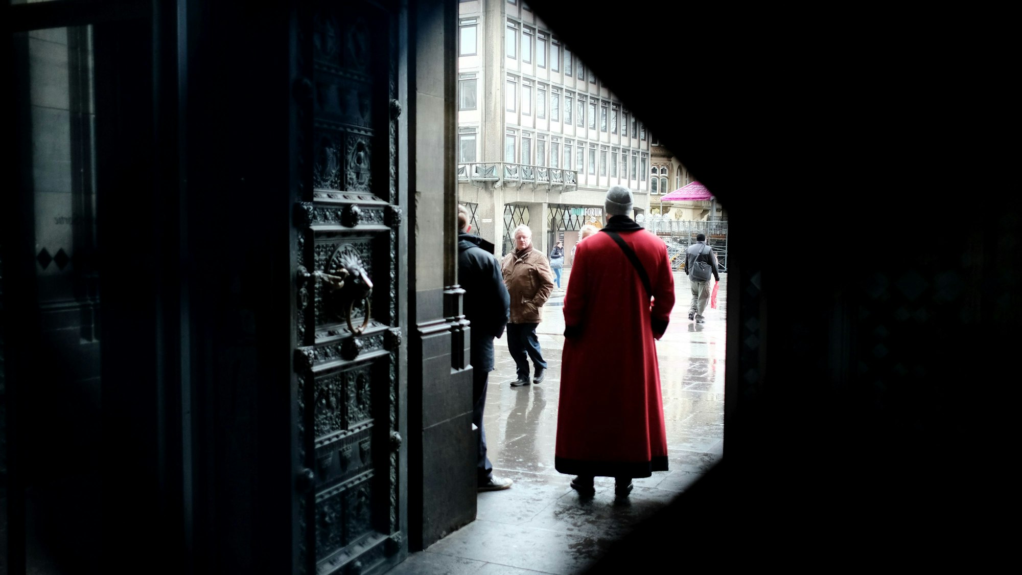 2017-03-01 Gepäckkontrollen vor dem Dom; Domschweizer
201702
Copyright: Max Grönert