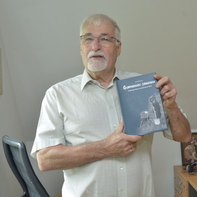 Ulf Hohmuth mit seinem Buch „Gebrochenes Schweigen“, mit dem er am Wettbewerb „Mein größter Gewinn“ teilnimmt.