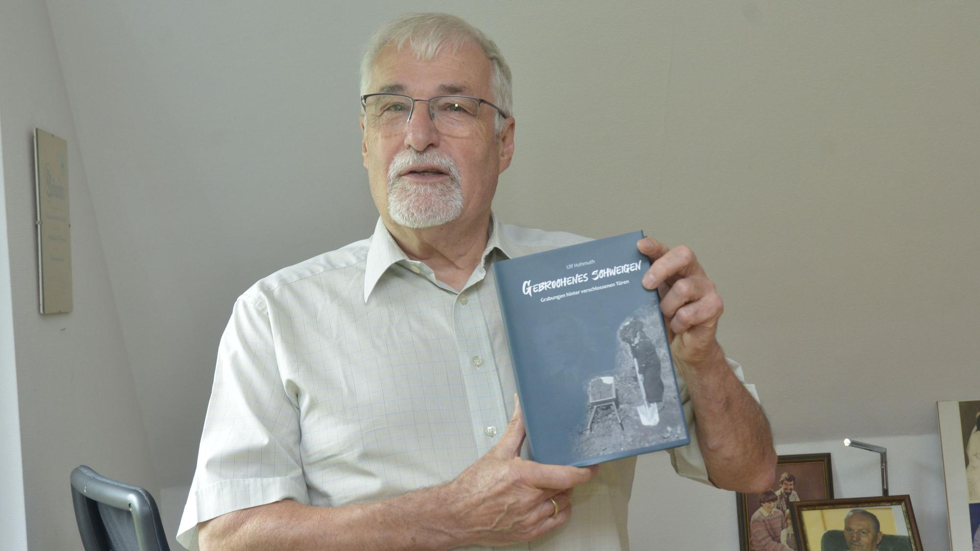 Ulf Hohmuth mit seinem Buch „Gebrochenes Schweigen“, mit dem er am Wettbewerb „Mein größter Gewinn“ teilnimmt.