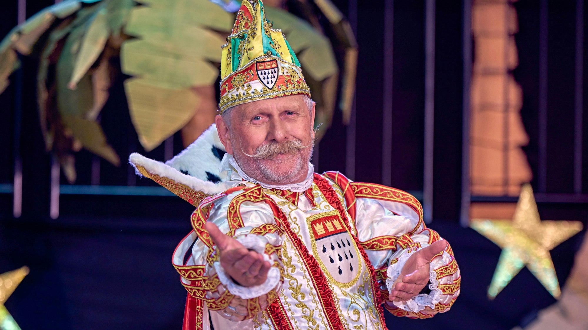 Ein Mann trägt ein Prinzen-Ornat.