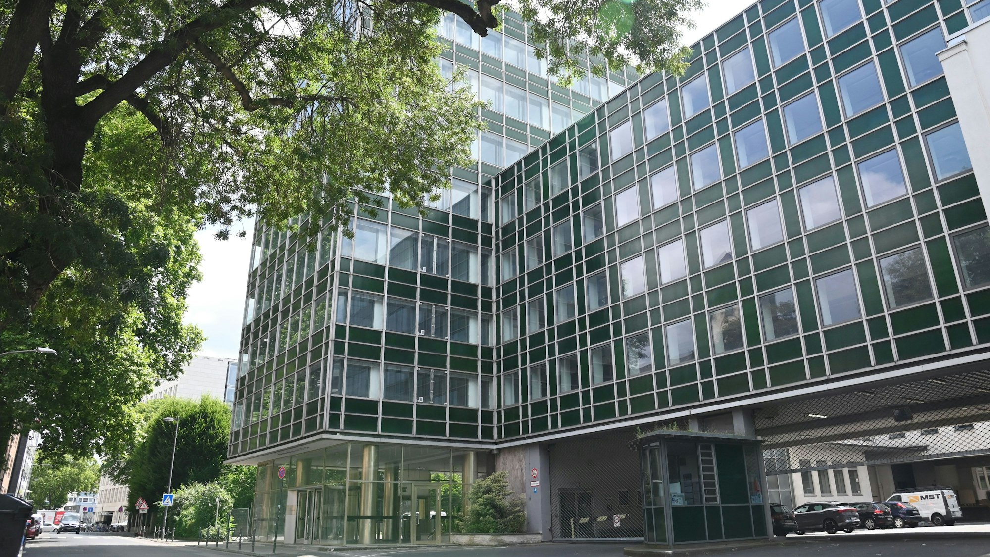 Die ehemalige Kaufhof-Zentrale an der Leonhard-Tietz-Straße