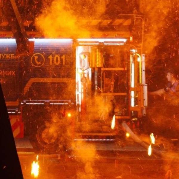 Ein vom staatlichen Notfalldienst der Ukraine veröffentlichtes Foto zeigt ein Feuer auf einem Werksgelände in Stadt Winnyzja nach einem russischen Drohnenangriff.