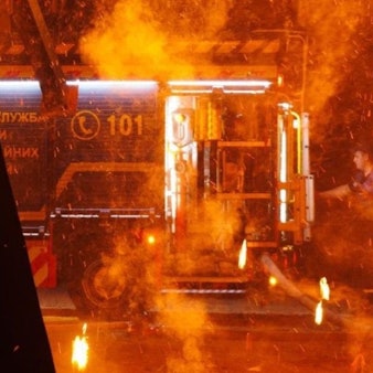 Ein vom staatlichen Notfalldienst der Ukraine veröffentlichtes Foto zeigt ein Feuer auf einem Werksgelände in Stadt Winnyzja nach einem russischen Drohnenangriff.