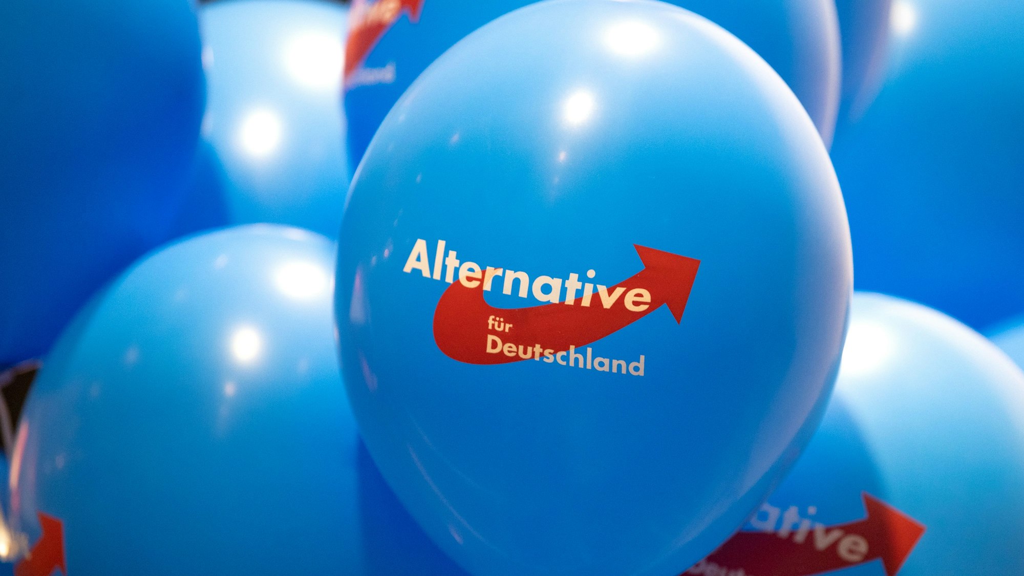 Luftballons mit dem Logo der AfD. (Archivbild)