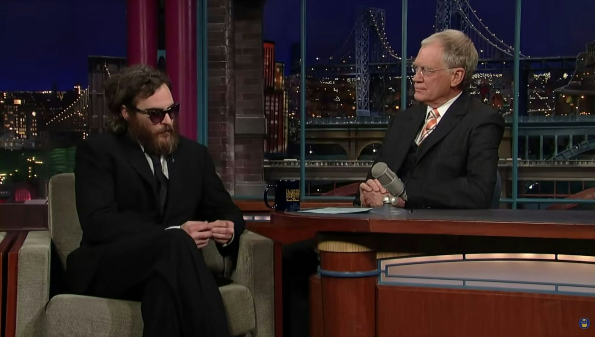 „Late Show“-Moderator David Letterman (rechts) wusste 2009 nicht, dass Joaquin Phoenix in diesem Interview nur eine Rolle spielte. (Bild: YouTube / CBS)