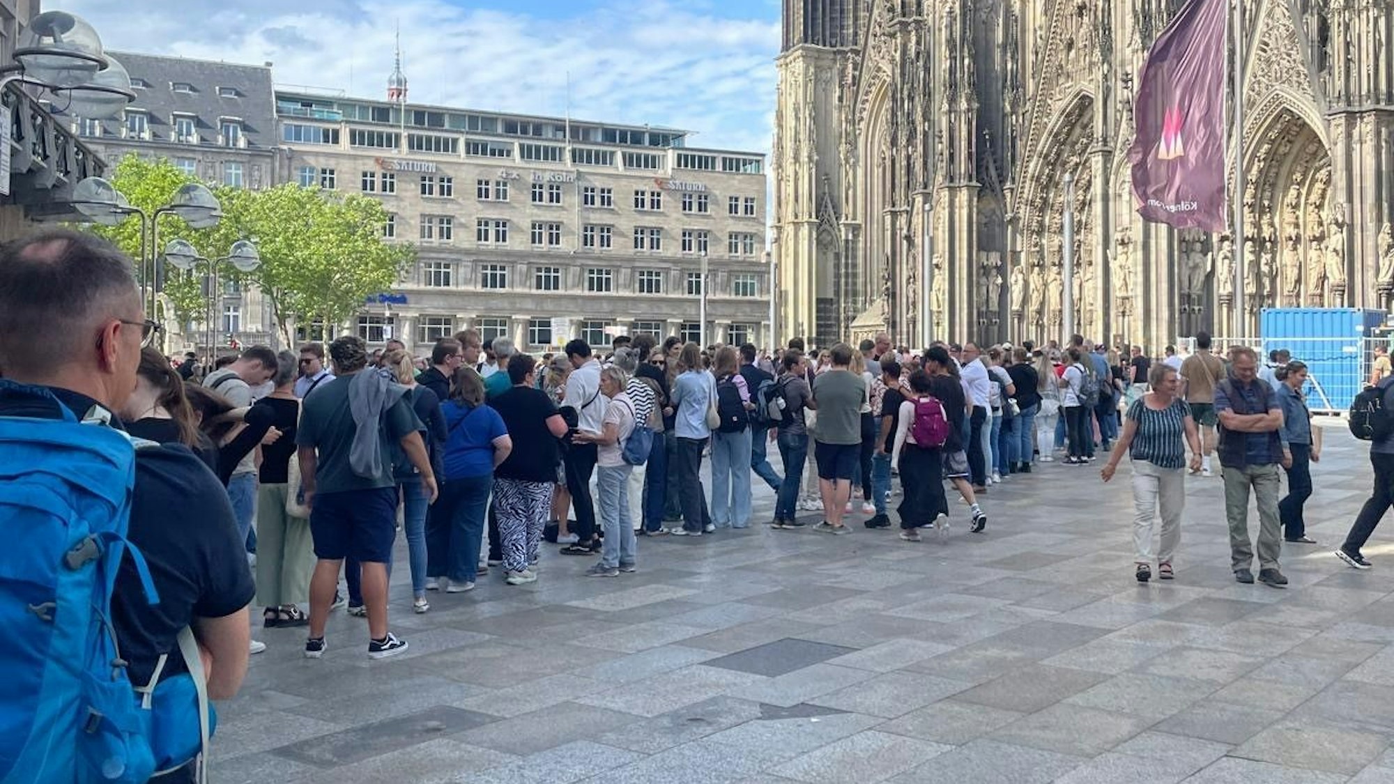 Lange Schlangen bildeten sich vor dem Konzert von Anna Lapwood vor dem Kölner Dom