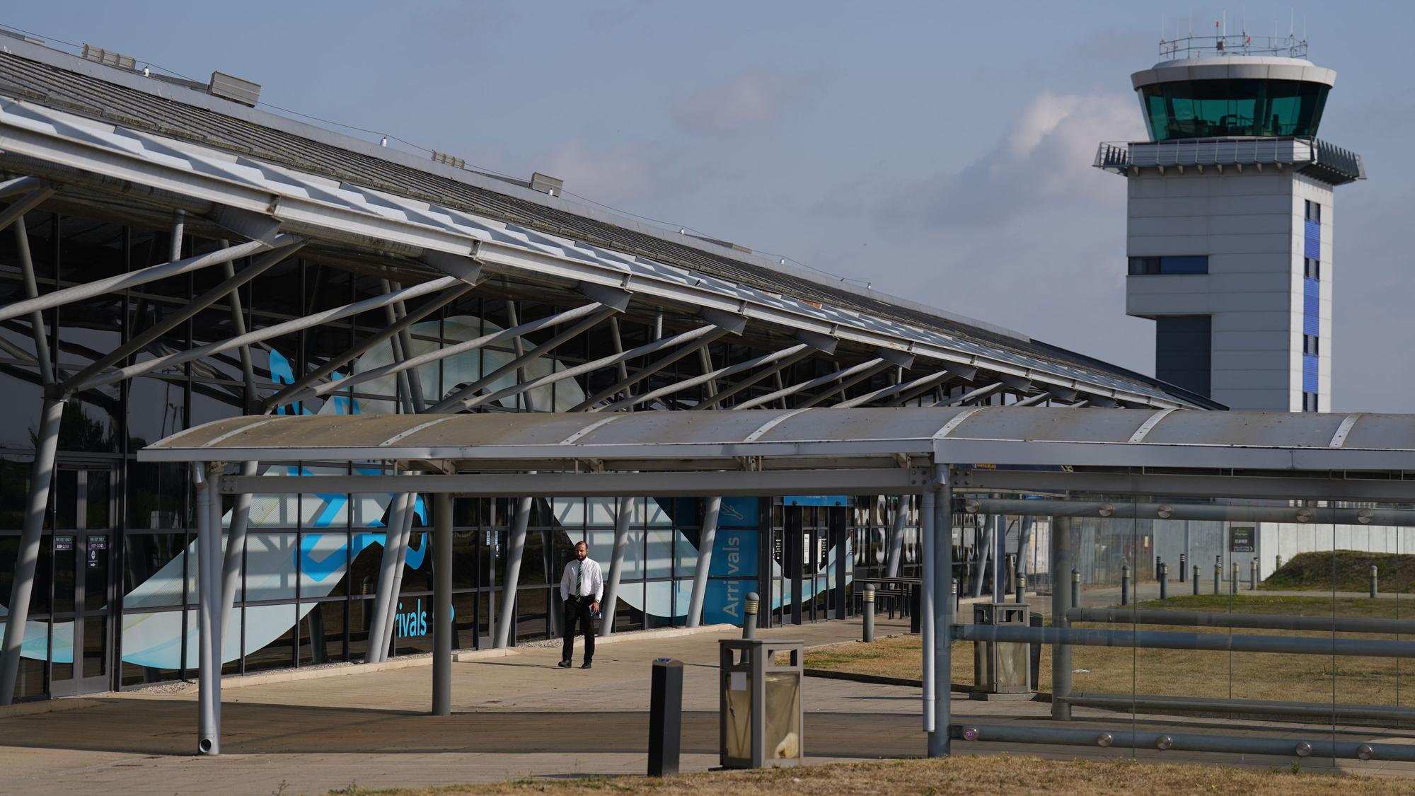 Das Terminalgebäude und der Kontrollturm des Flughafens Southend-on-Sea im englischen Essex ist nach dem Flugzeugabsturz bis auf Weiteres geschlossen.