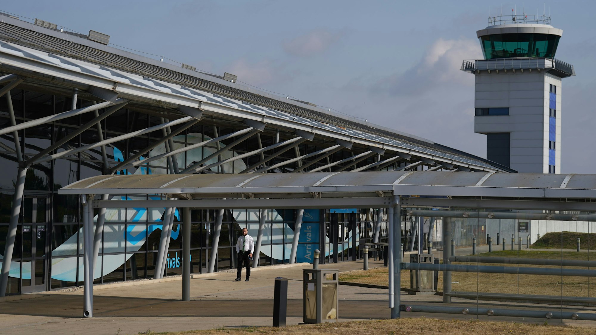 Das Terminalgebäude und der Kontrollturm des Flughafens Southend-on-Sea im englischen Essex ist nach dem Flugzeugabsturz bis auf Weiteres geschlossen.