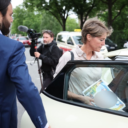 Christina Block steigt in ein Auto.