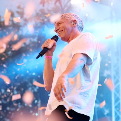 04.07.2025
Köln:
Beginn des Straßenfestes des ColognePride (CSD) in der Kölner Altstadt
Kasalla spielt auf der großen Bühne auf dem Heumarkt
Foto: Martina Goyert
mgoyert@web.de