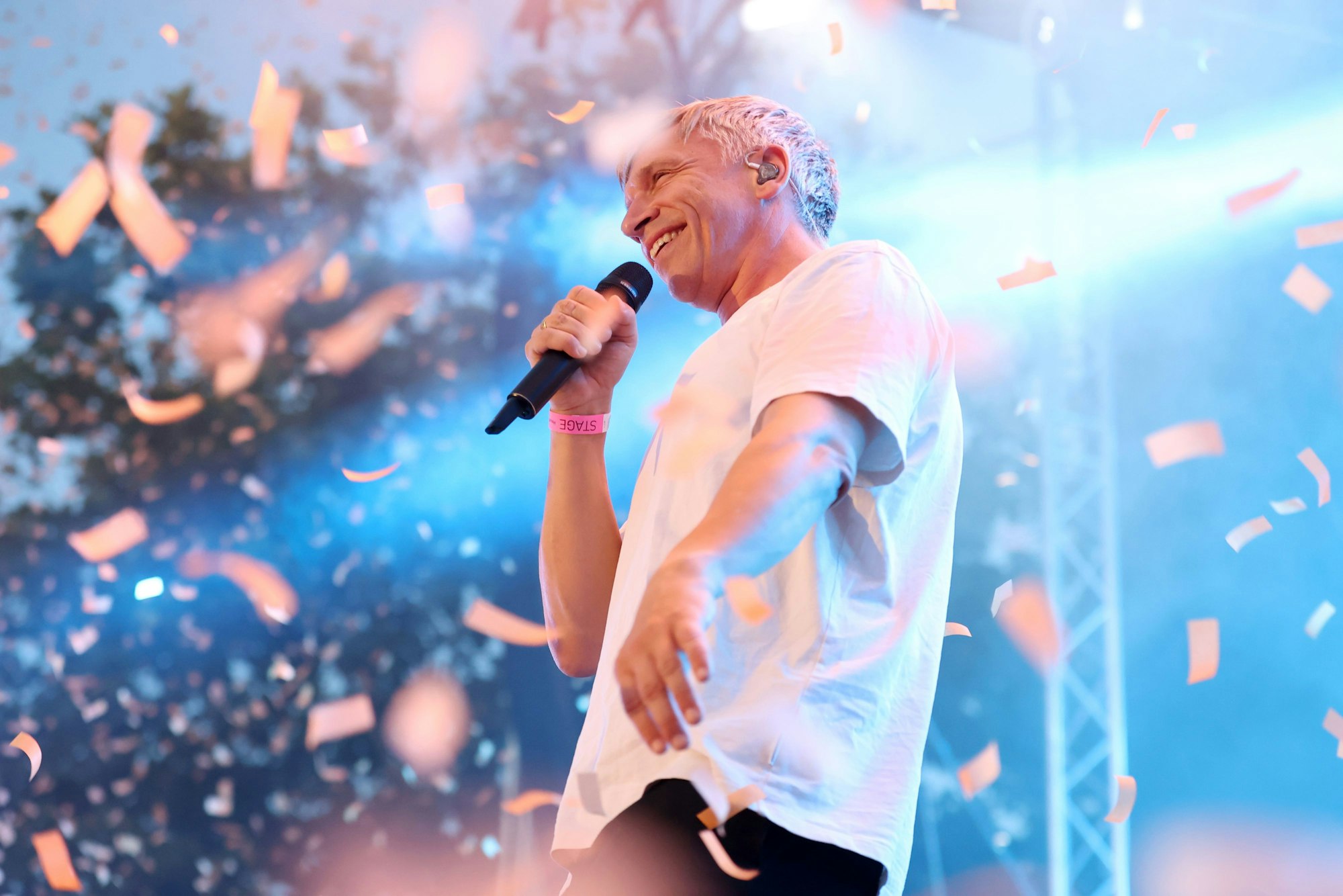 Bastian Campmann bei einem Auftritt. Er ist der Frontman der Band Kasalla. (Symbolbild)