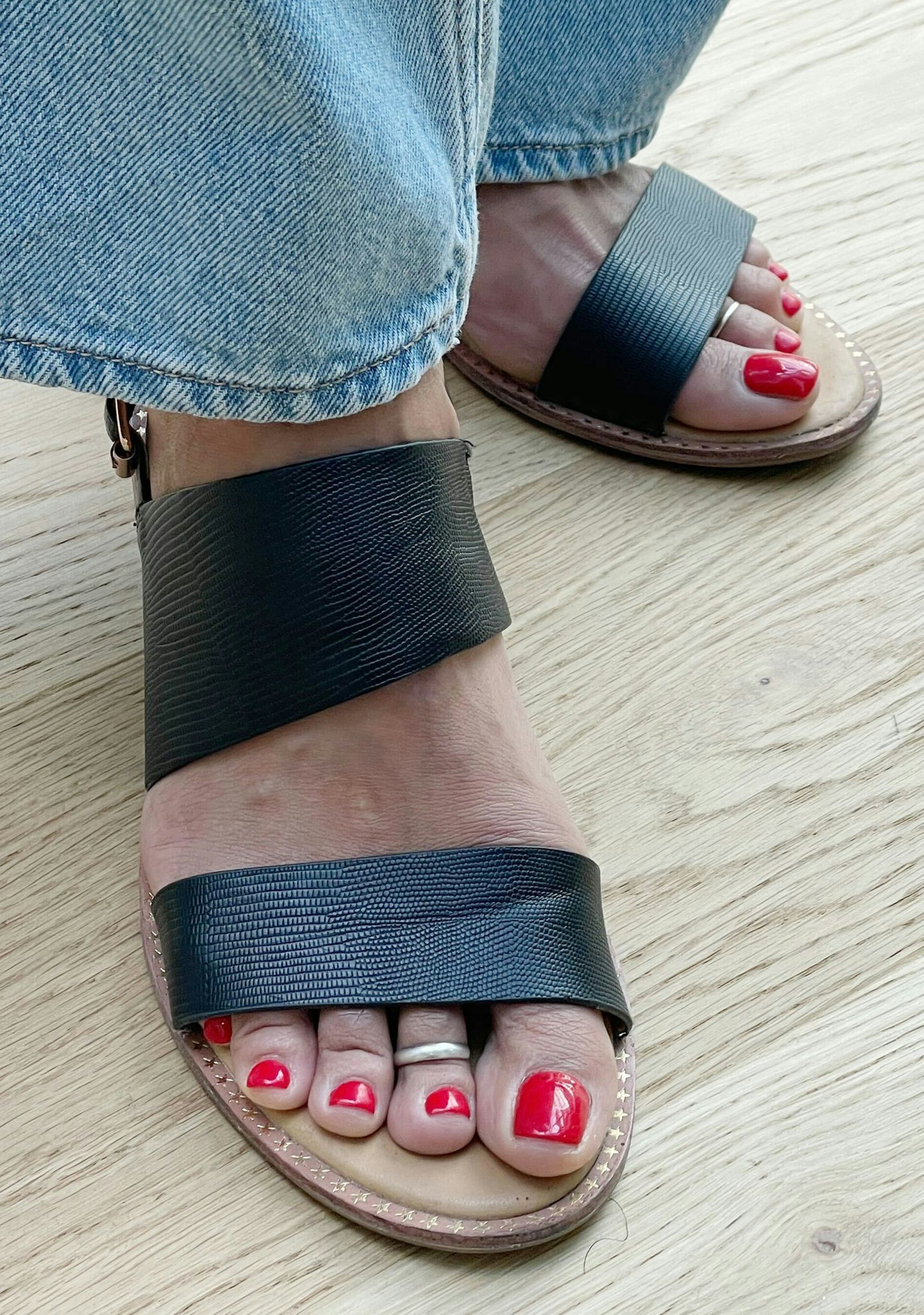 Tipp aus der Ballettszene: Babypuder reduziert das Schwitzen und kann bei neuen Sandalen eine Hautreizung durch Reibung verhindern.