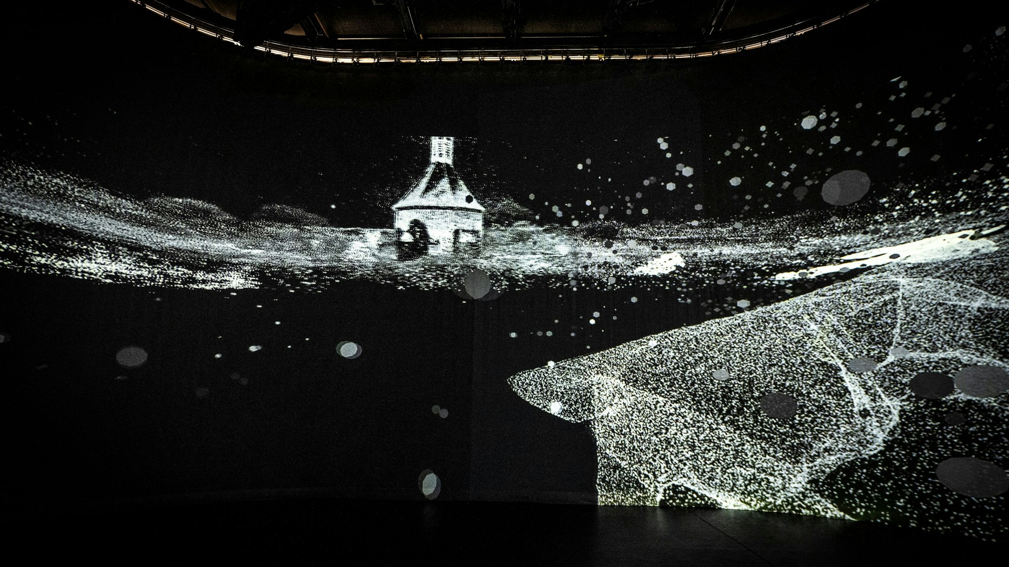 Lisa James' Installation „Returning to Paradise“ ist beim Rundgang der Kunsthochschule für Medien Köln zu sehen.