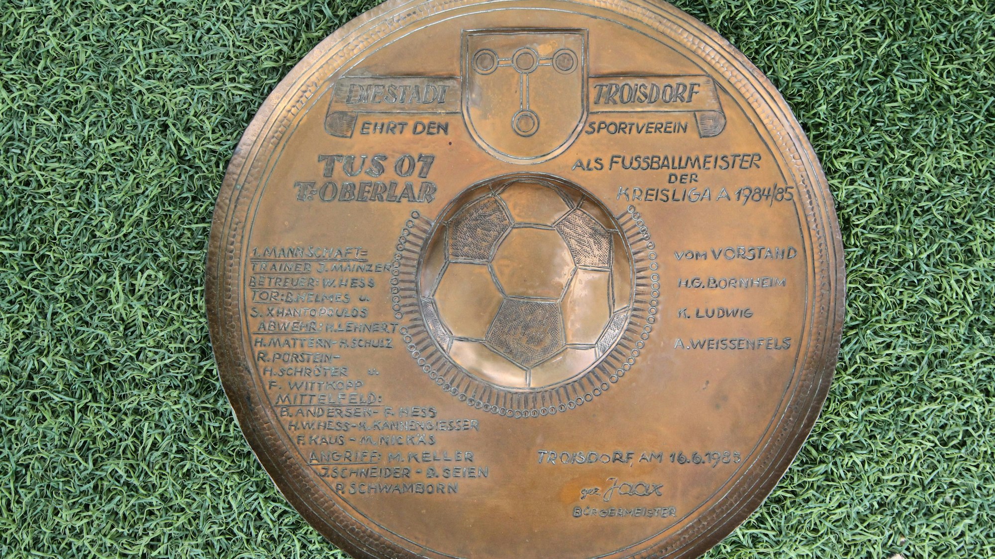 Der Troisdorfer Bürgermeister Hans Jaax brachte zu den weiteren Feierlichkeiten einen individuell gestalteten Zinnteller mit, der noch heute im Clubheim des TuS Oberlar an der Wand hängt.