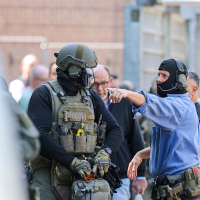 Immer mehr Kinder und Jugendliche sind das Ziel von Terrorismus-Razzien. In NRW planten 15 und 16 Jahre alte Jungen in einer Chatgruppe Anschläge auf Polizeistationen, Kirchen oder Synagogen unter anderem in Köln und Düsseldorf.