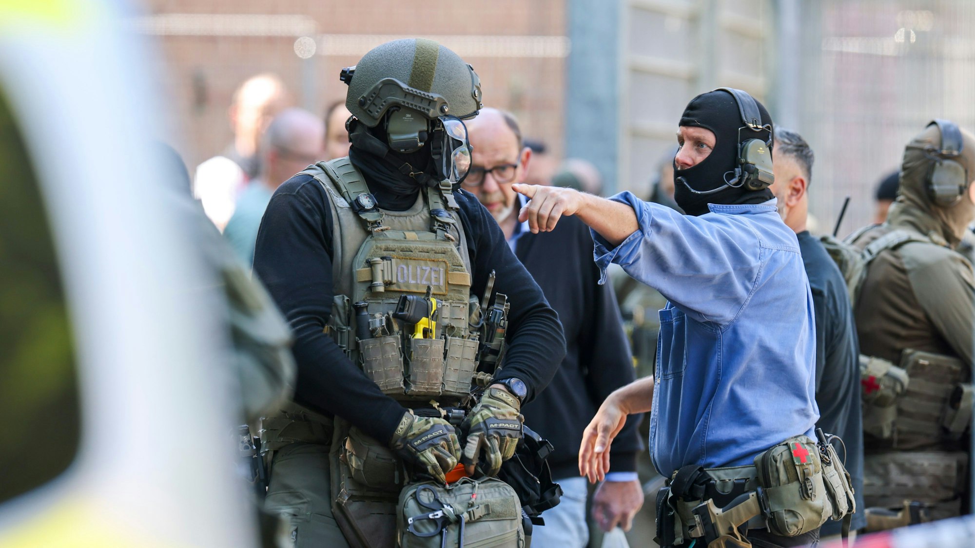 Immer mehr Kinder und Jugendliche sind das Ziel von Terrorismus-Razzien. In NRW planten 15 und 16 Jahre alte Jungen in einer Chatgruppe Anschläge auf Polizeistationen, Kirchen oder Synagogen unter anderem in Köln und Düsseldorf.