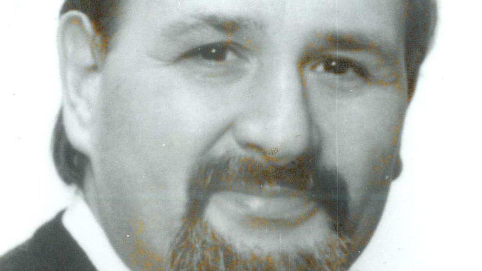 Schwarz-weiß-Foto von einem Mann mit Bart