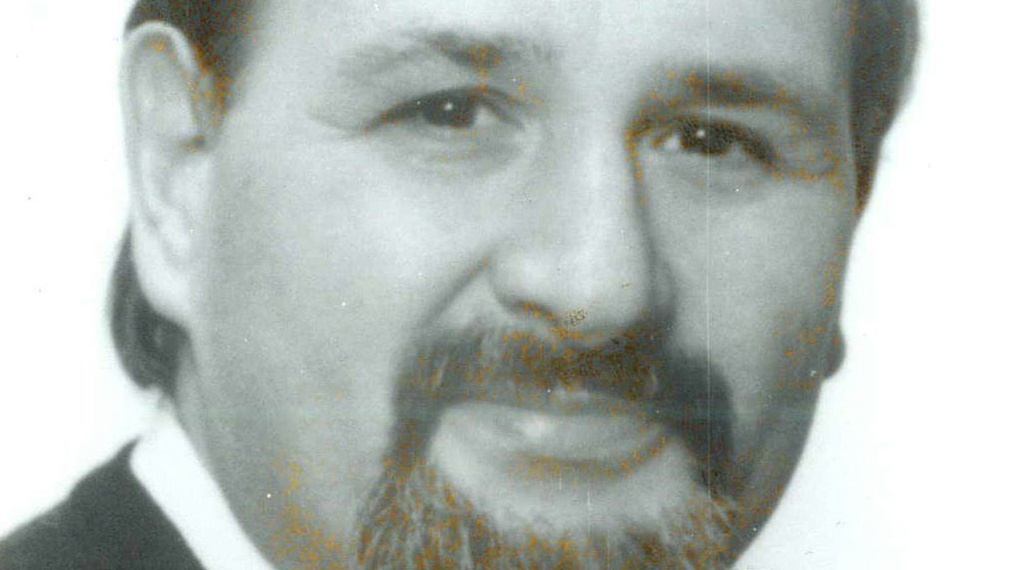 Schwarz-weiß-Foto von einem Mann mit Bart