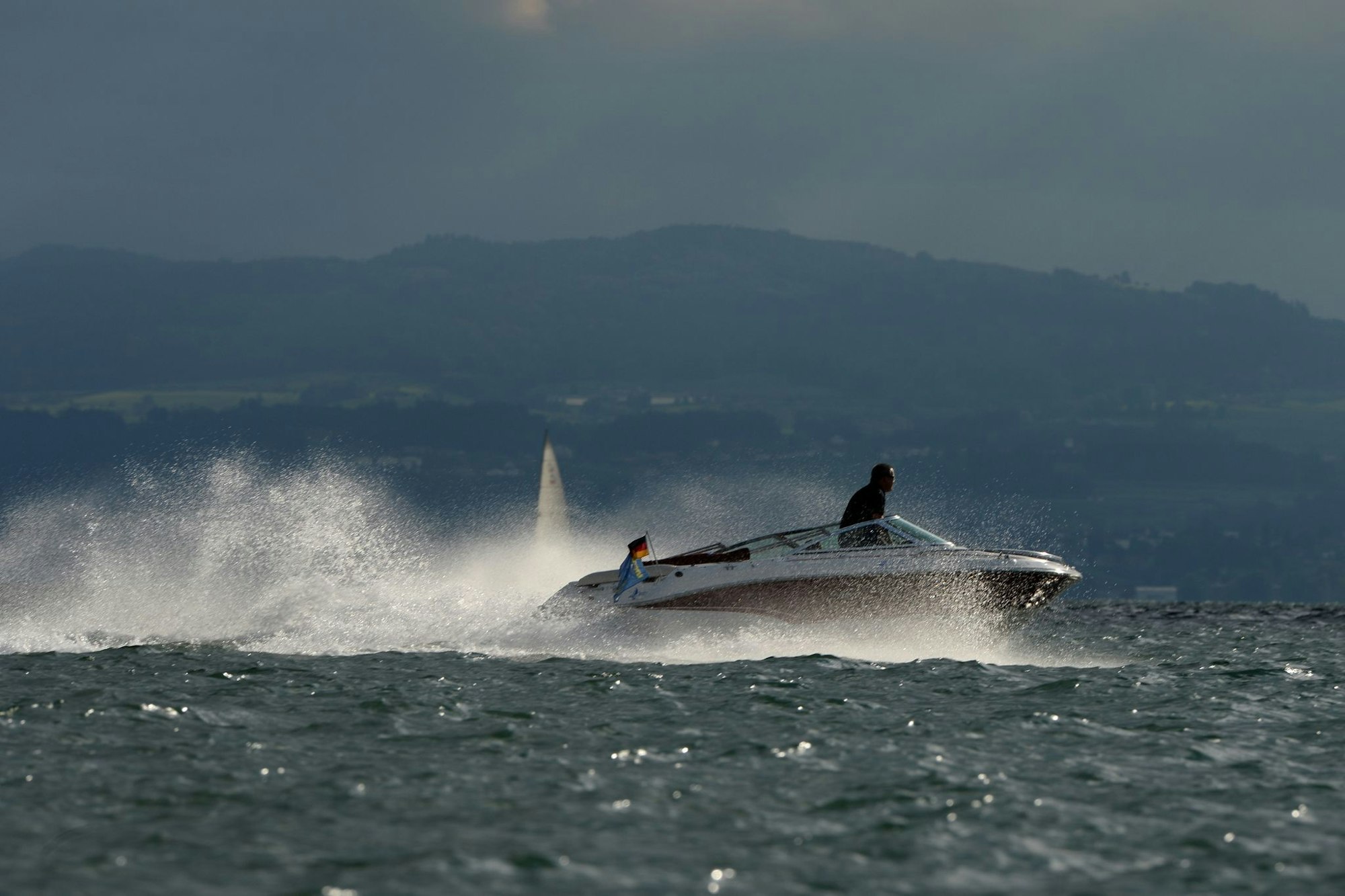 Schnelle Motorboote bringen zwar Spaß, können aber Pflanzen und Tieren in Seen enorm zusetzten. (Archivbild)