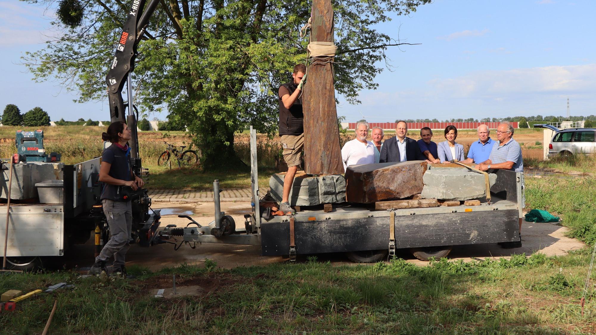 Vorsichtig – und unter den Blicken vieler Initiatoren und Bewunderer – schwebte die Stele fest am Haken über den Anhänger zu ihrem endgültigen Platz vor dem Blessemer Rebengarten.