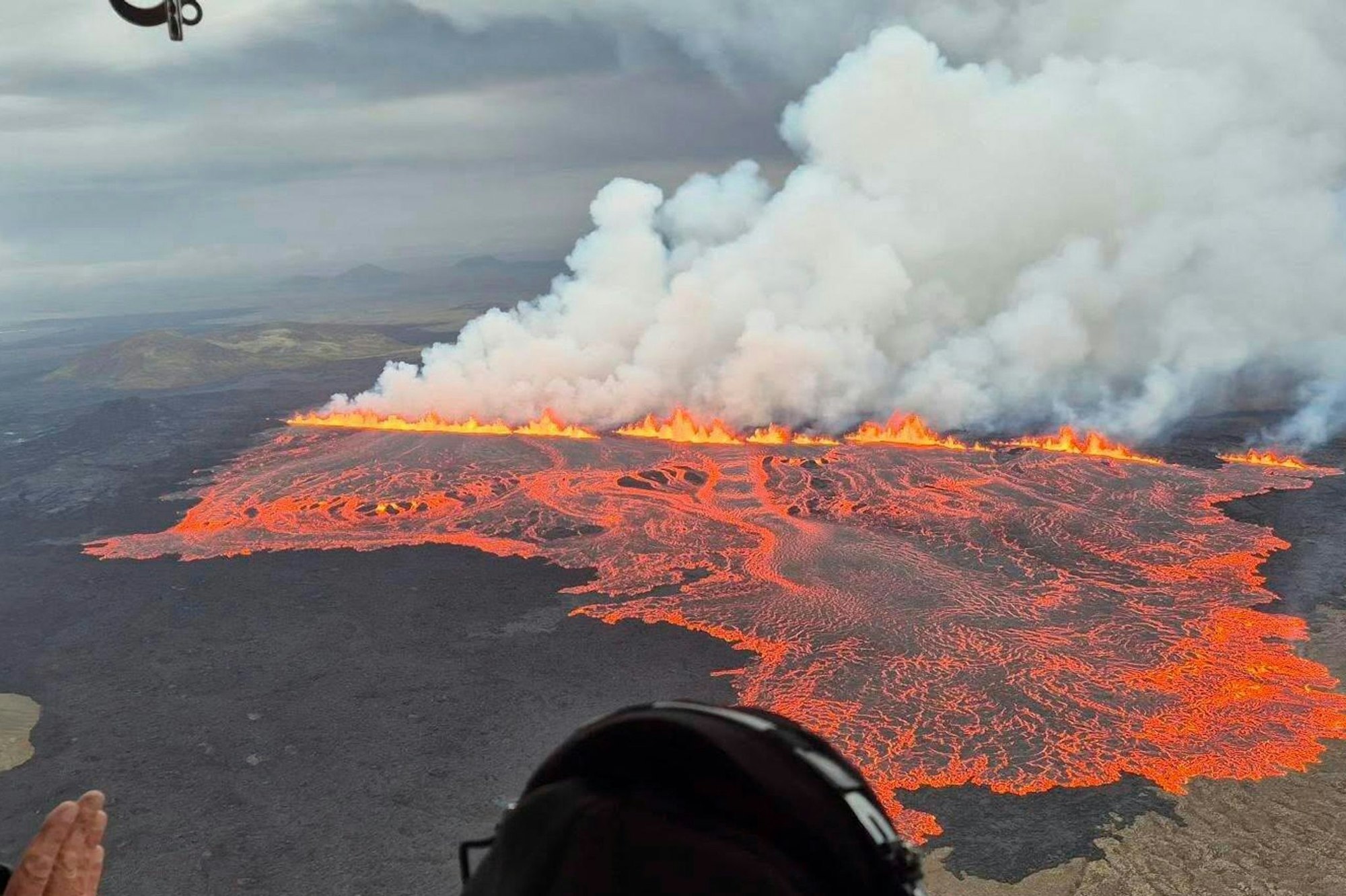 Wenige Stunden nach dem Ausbruch ist bereits ein größeres Lavafeld entstanden.