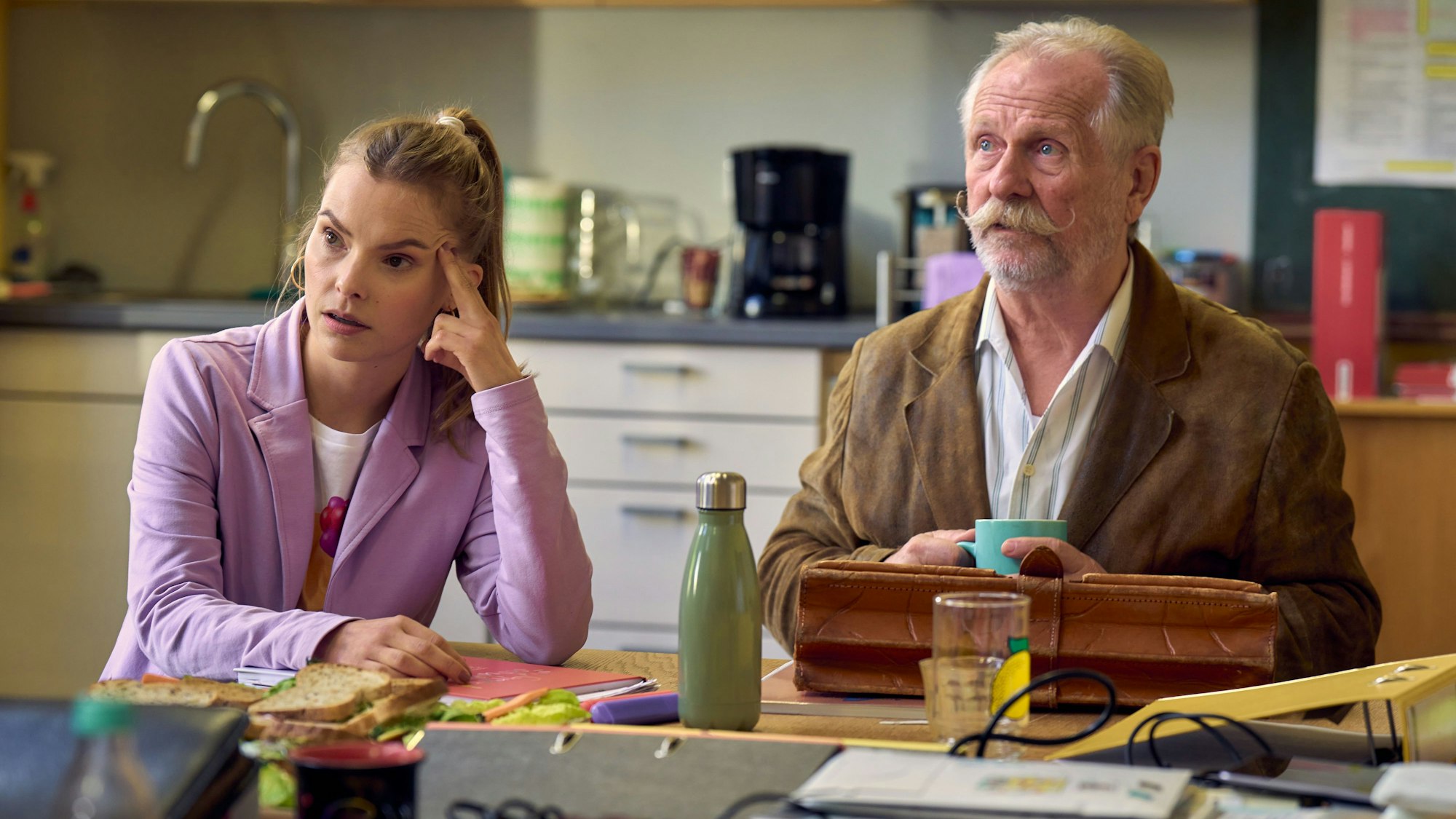 Paula (Maike Jütendonk) und Walter (Henning Krautmacher) sind mit den selbsternannten Lehrern komplett überfordert.