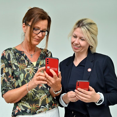 Führen bei der Caritas Rhein-Erft eine KI-gestützte Software ein, mit der die Pflegearbeit direkt per Spracheingabe dokumentiert wird: Caritas-Mitarbeitende Anette Decker (li.) und Stephanie Helmer, Leiterin des Fachbereichs Pflege.
