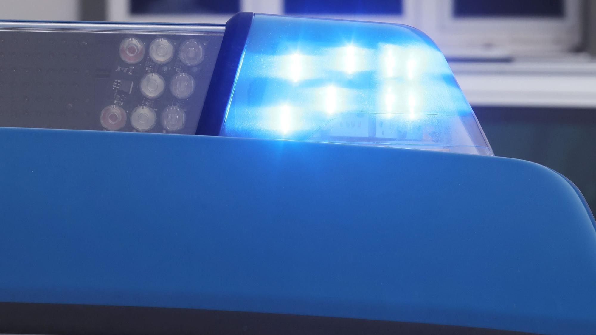 Das blinkende Blaulicht an einem Dienstauto der Polizei.