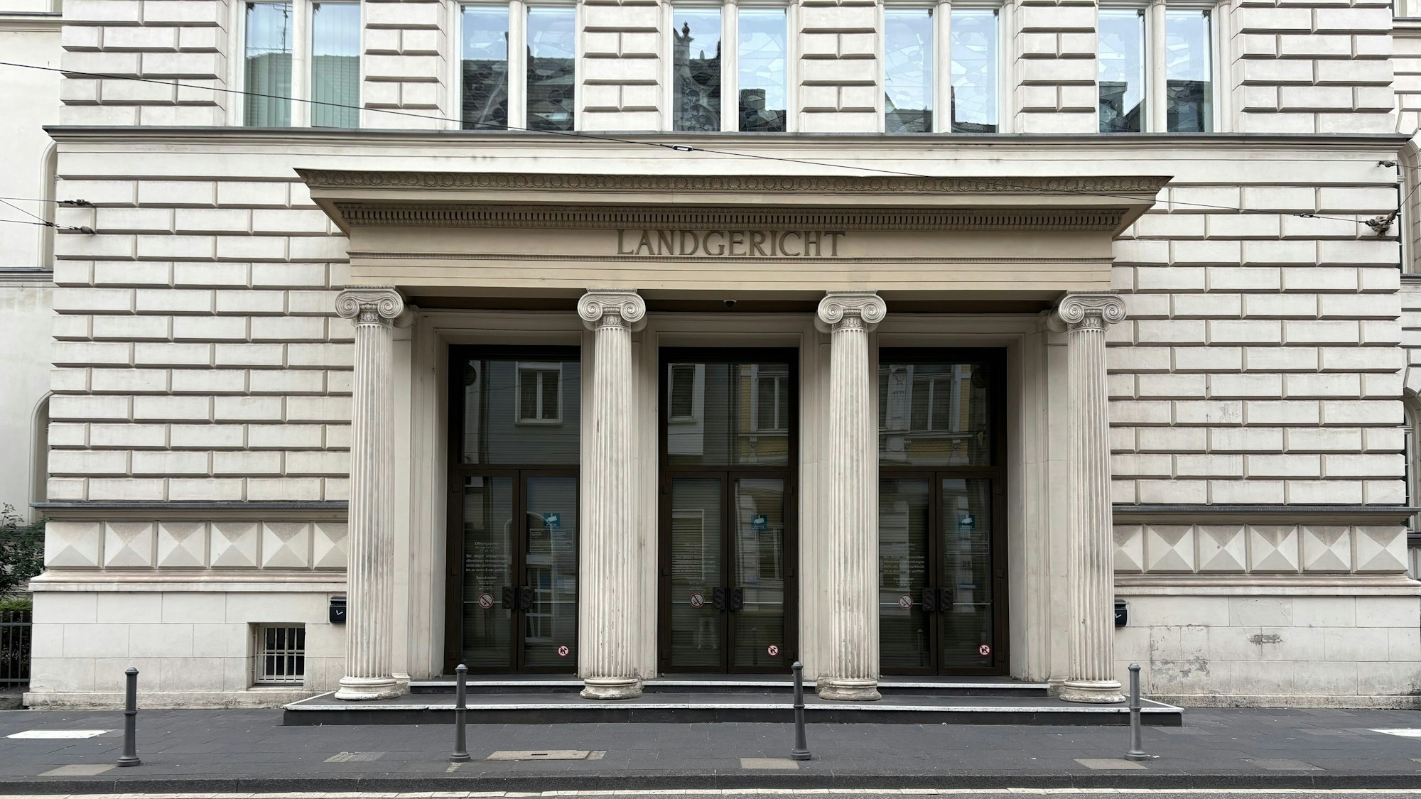 Das Bild zeigt das Landgericht in Bonn von außen.
