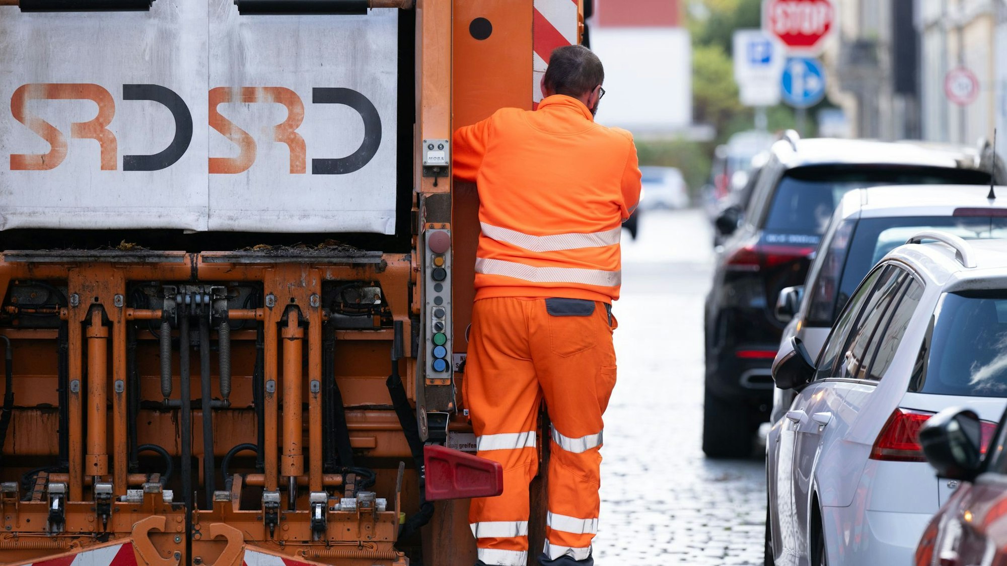 Der verunglückte 23-Jährige wurde per Rettungshubschrauber in eine Klinik gebracht (Symbolbild).