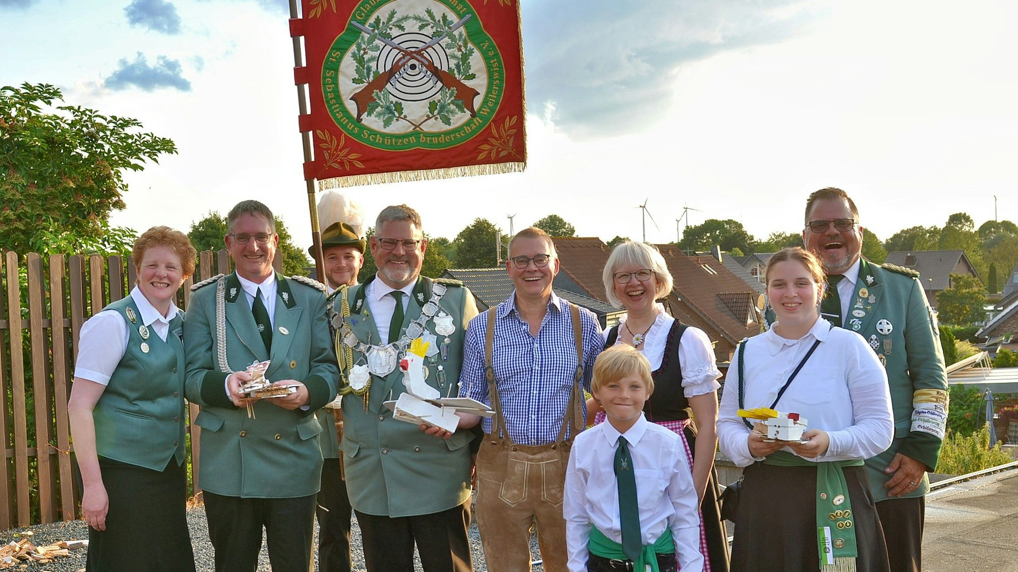 Die neuen Majestäten der Schützen in Weilerswist haben sich mit ihrer Fahne zum Gruppenfoto aufgestellt.