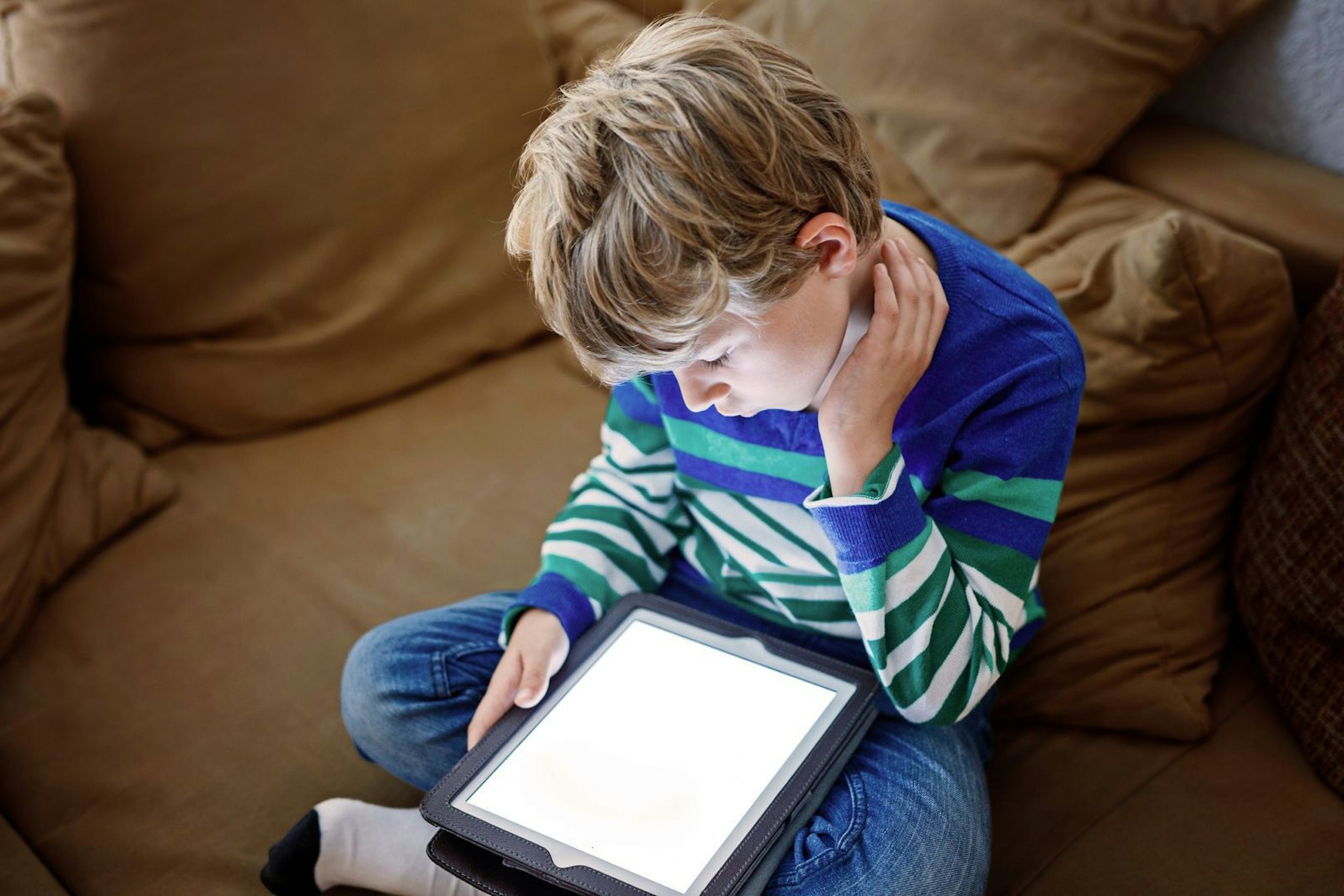 Bei der Nutzung digitaler Medien ihrer Kinder sind die Eltern in Deutschland zwiegespalten. Entlastung ja, aber nicht für das Gewissen. (Bild: iStock/romrodinka)